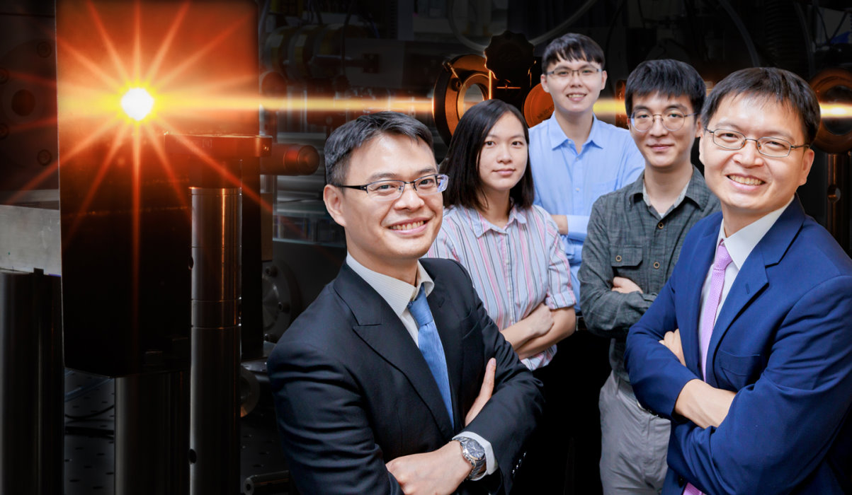 清華研究團隊成功產生埃秒極紫外脈 衝光，成員包括陳明彰副教授(右 起)、賴柏維、蔡明憲、梁安媛、林 明緯副教授。(另開新視窗)